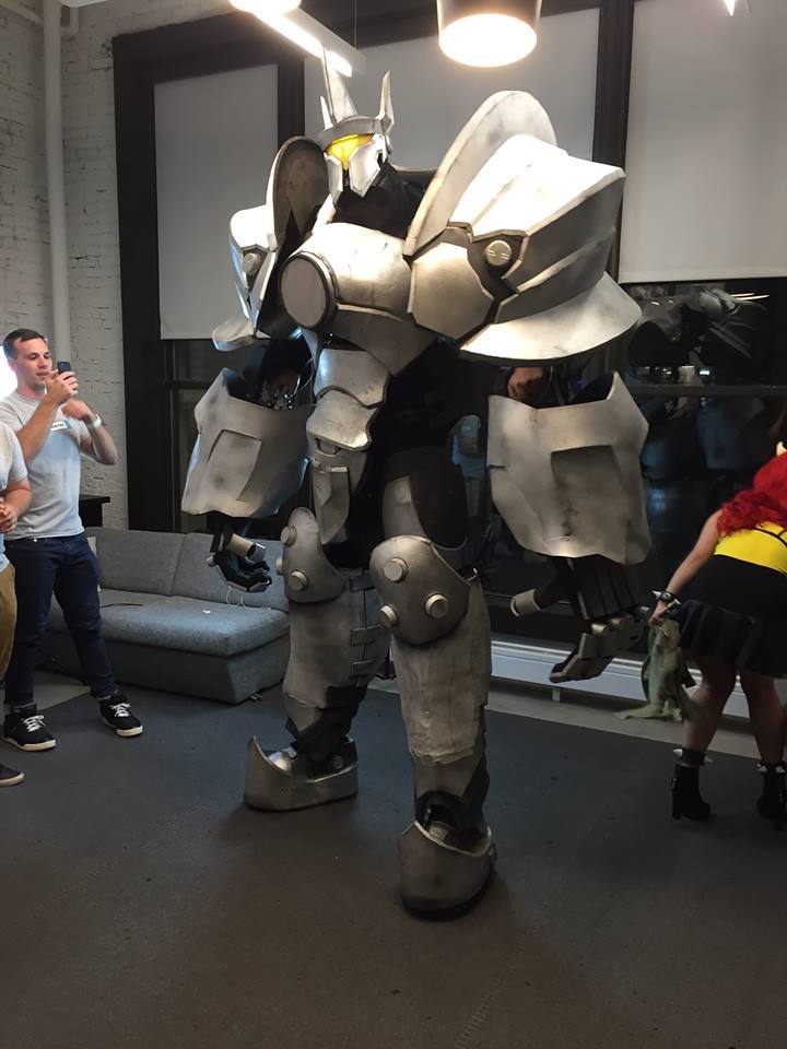 Overwatch : un incroyable cosplay de Reinhardt de 3 mètres de haut #8