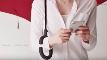 Nouveau : le parapluie mains libres pour utiliser son smartphone sous la pluie