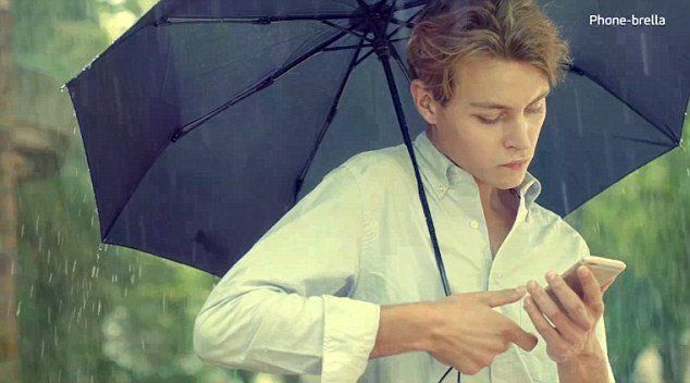 Nouveau : le parapluie mains libres pour utiliser son smartphone sous la pluie #2