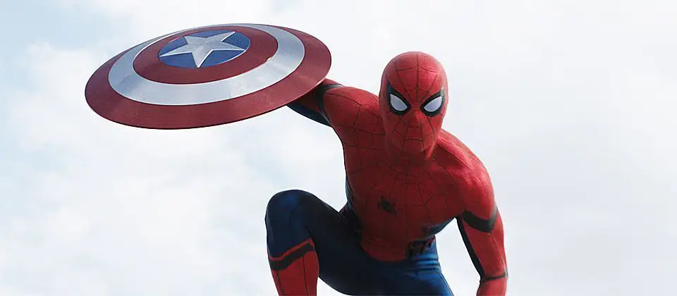 Déguisé en Spider-Man dans un hopital, Tom Holland tombe sur un fan de Batman