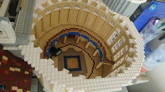Il crée la réplique du château de la Belle et la Bête en 250.000 pièces de LEGO #4