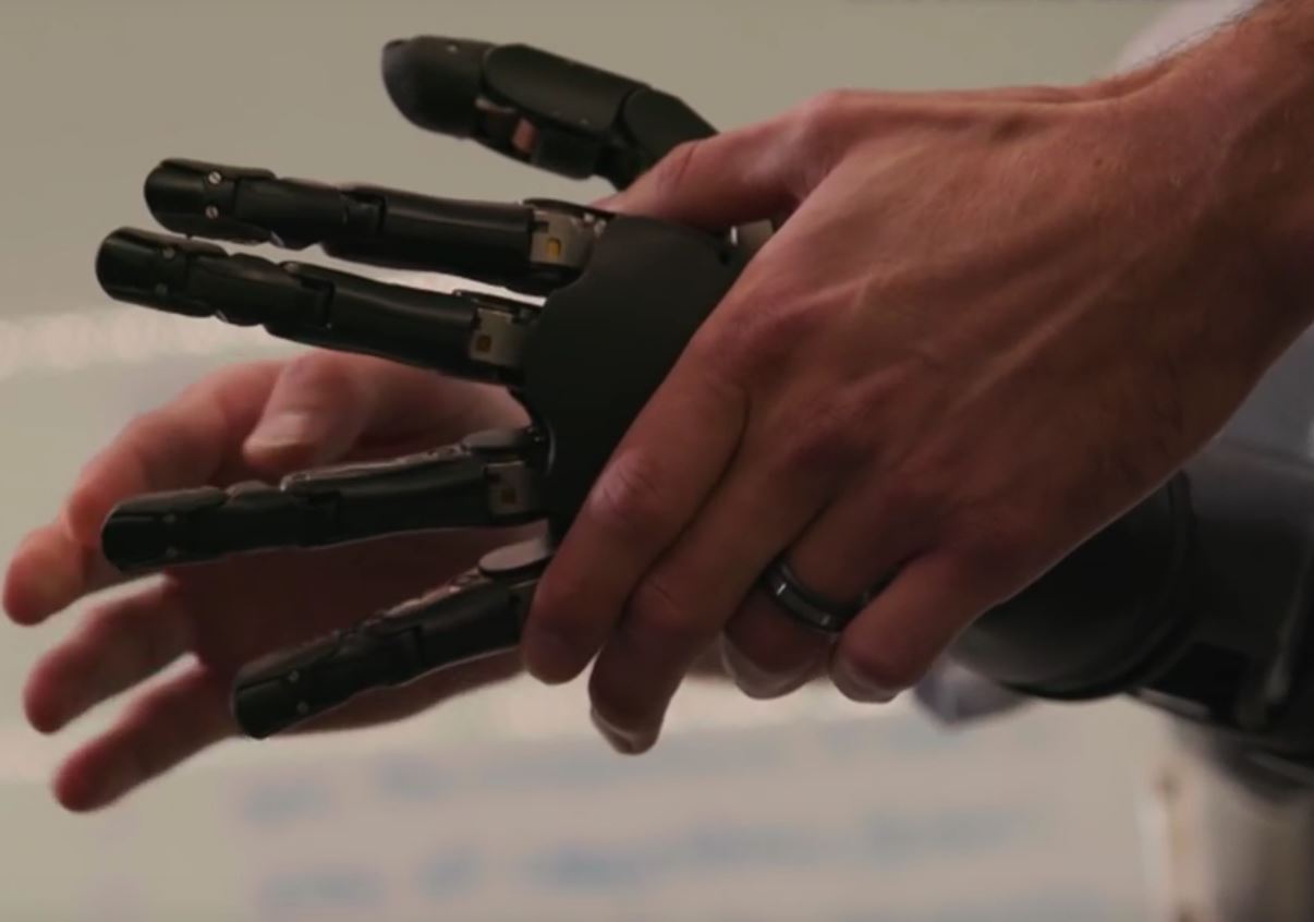 Ce bras cybernétique ultra sophistiqué renvoie des sensations tactiles à son porteur #3
