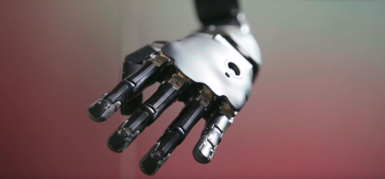 Ce bras cybernétique ultra sophistiqué renvoie des sensations tactiles à son porteur