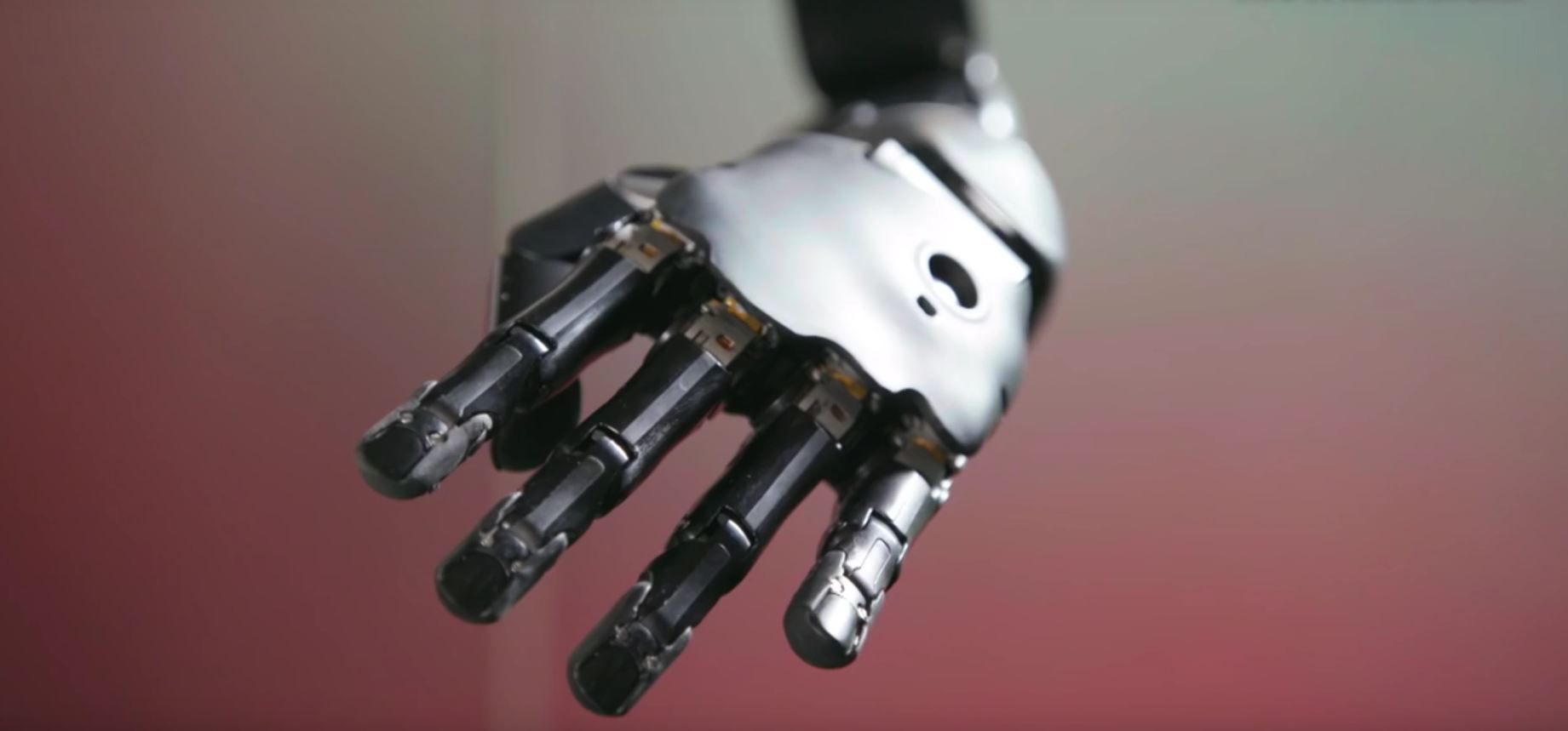 Ce bras cybernétique ultra sophistiqué renvoie des sensations tactiles à son porteur
