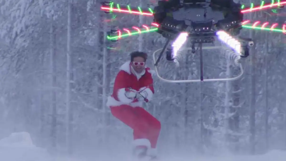 Drone Surfing : un père-noël dévale les pistes tiré par un drone géant
