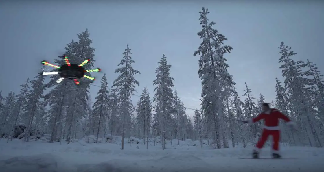 Drone Surfing : un père-noël dévale les pistes tiré par un drone géant #4