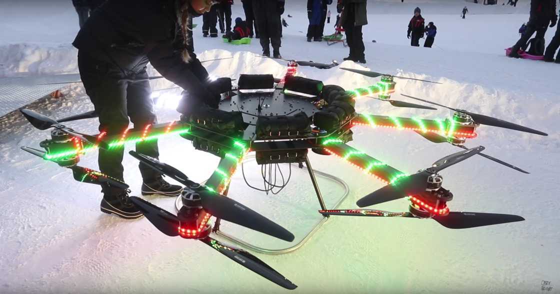 Drone Surfing : un père-noël dévale les pistes tiré par un drone géant #3