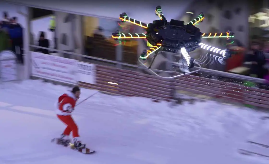 Drone Surfing : un père-noël dévale les pistes tiré par un drone géant #3