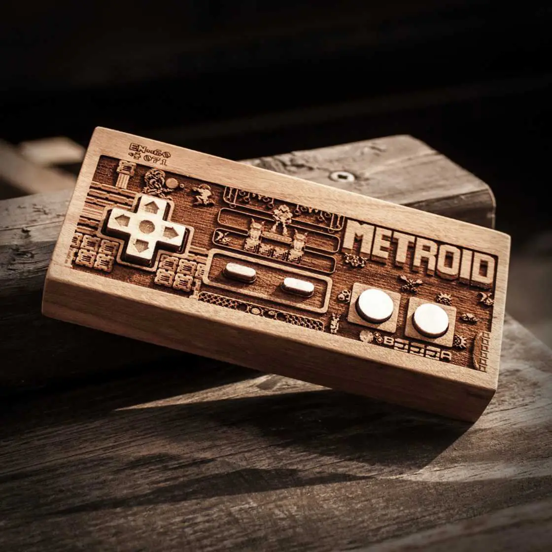Ces sculptures en bois rendent hommage au retrogaming et à la pop culture