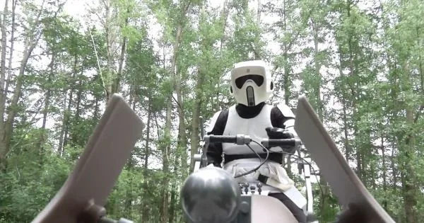 Star Wars : la course-poursuite des Speeder Bike reproduite sur un lac