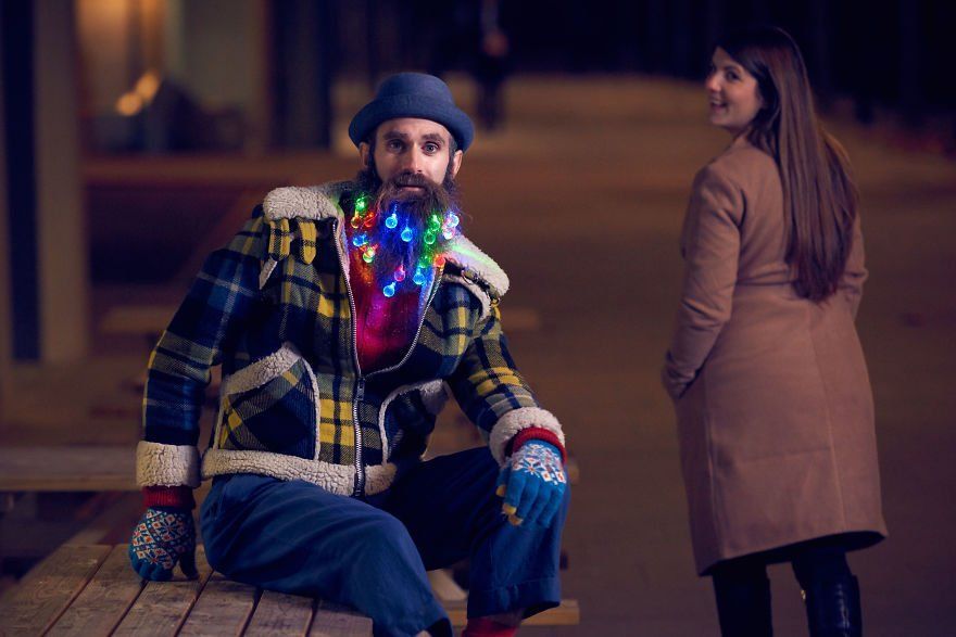 Transformez votre barbe en sapin de Noël avec une guirlande lumineuse #5