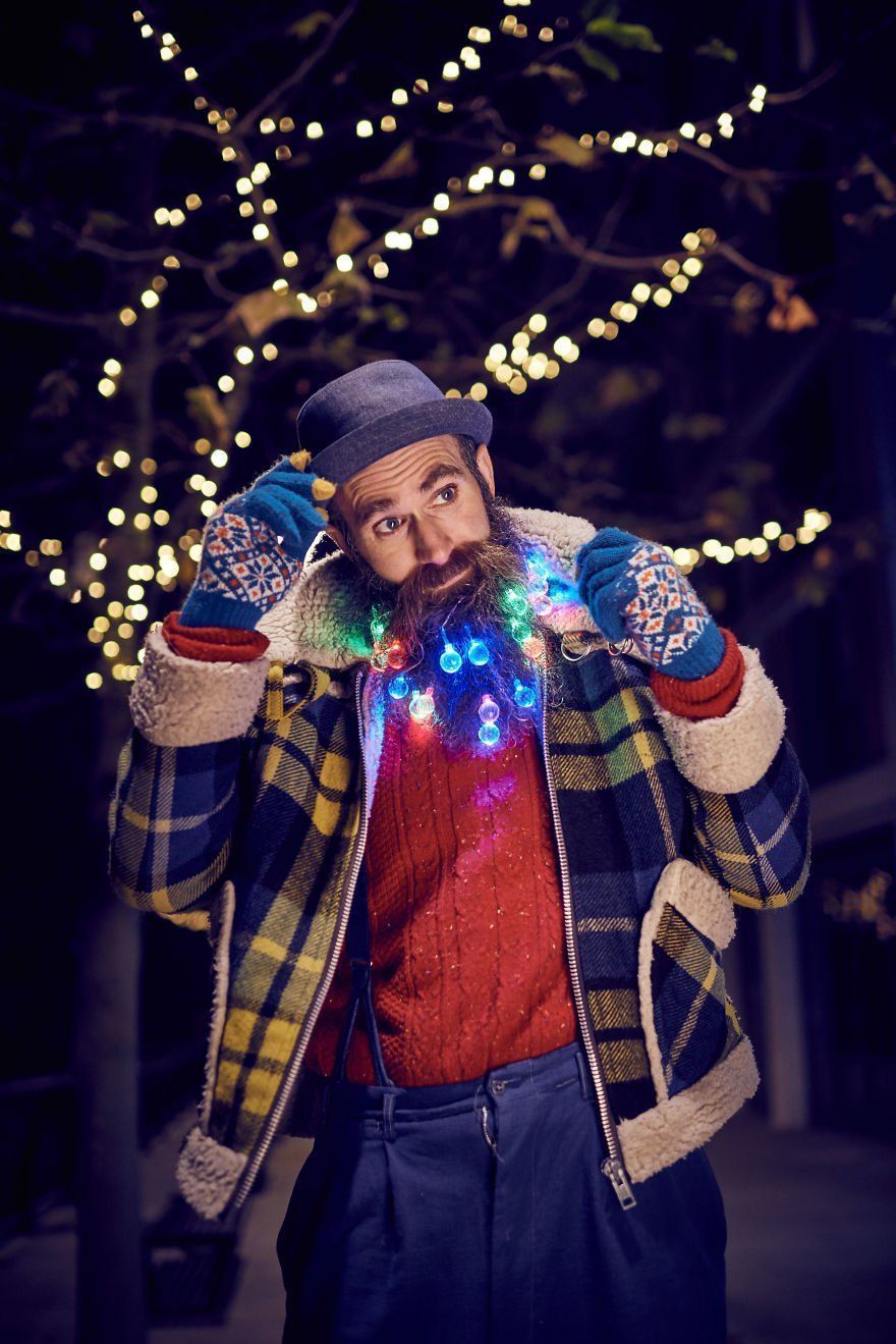Transformez votre barbe en sapin de Noël avec une guirlande lumineuse