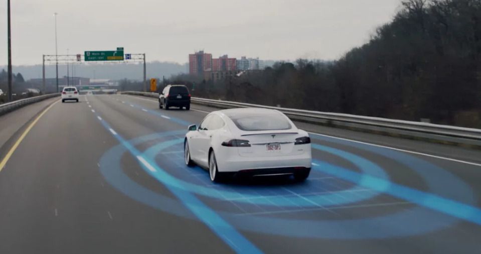 L’autopilote d’une voiture Tesla évite un accident à son conducteur