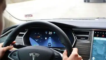 L’autopilote d’une voiture Tesla évite un accident à son conducteur