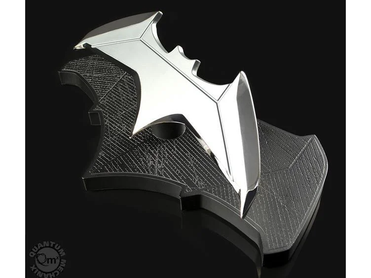 Batman V Superman : offrez-vous la réplique exacte du batarang #2