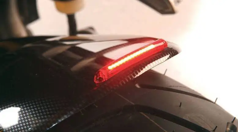 Cosmo Ride : le feu de stop connecté pour motards par Cosmo Connected