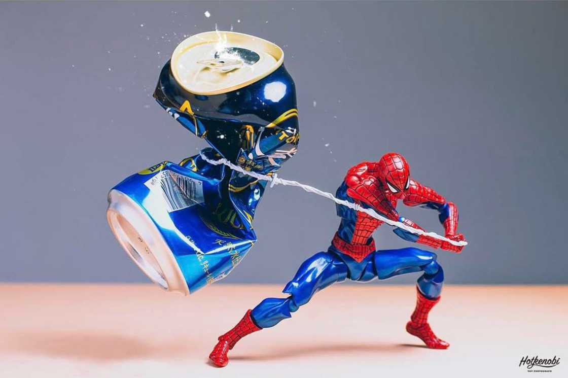 Des figurines de super-héros mises en scène avec humour #4