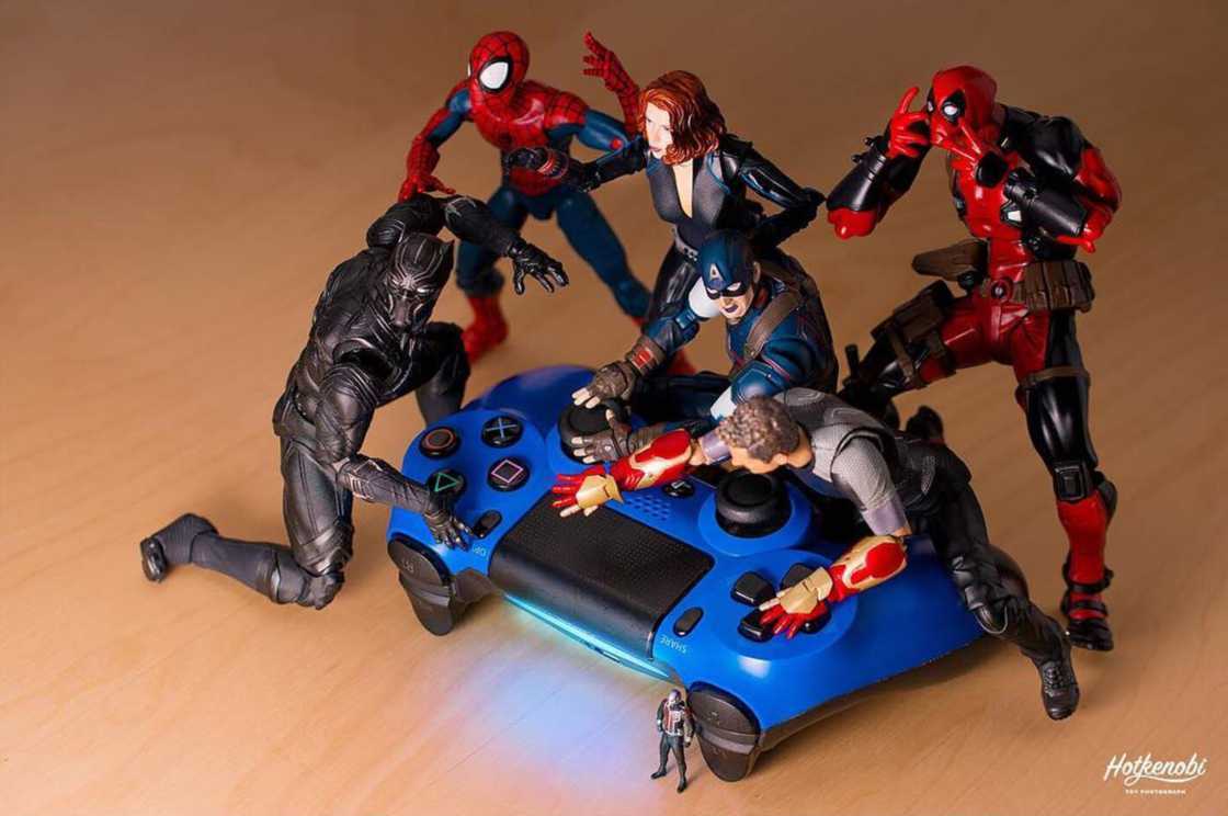 Des figurines de super-héros mises en scène avec humour #6
