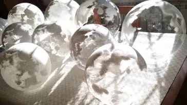 De superbes lampes design en forme de planètes