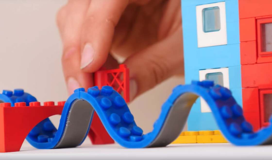 LEGO Tape : fixez vos briques partout avec cet adhésif compatible LEGO #4