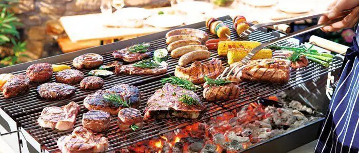 Un barbecue Tie Fighter et ses accessoires Star Wars