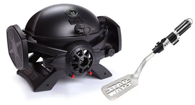 Un barbecue Tie Fighter et ses accessoires Star Wars