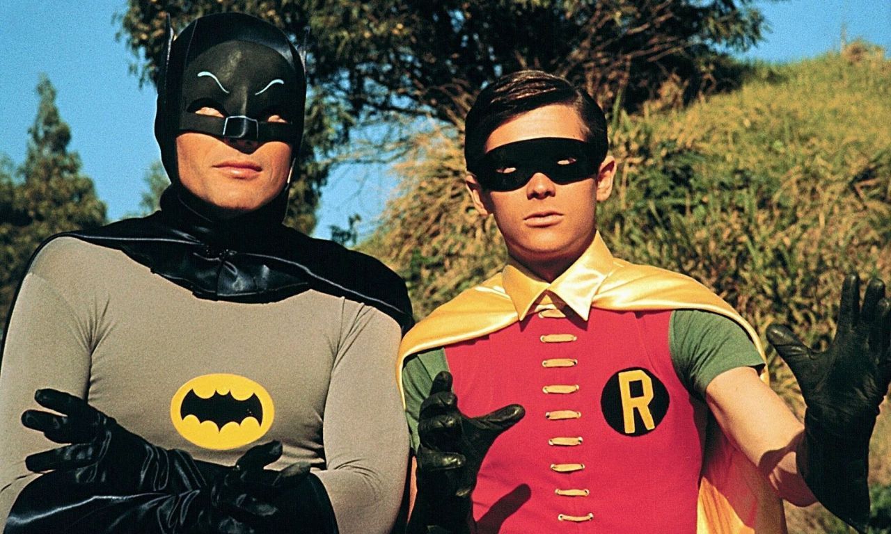 Batman : un bat-signal projeté dans le ciel en hommage à Adam West #4