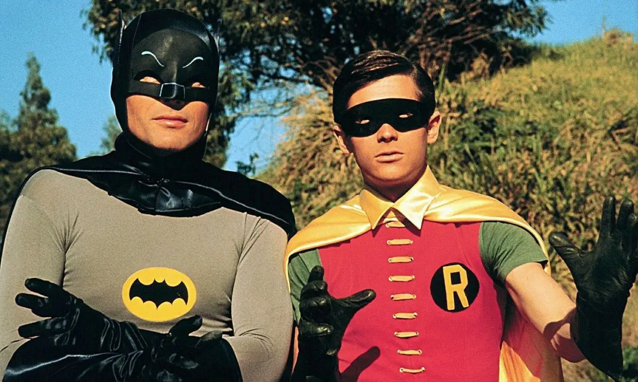 Batman : un bat-signal projeté dans le ciel en hommage à Adam West #4
