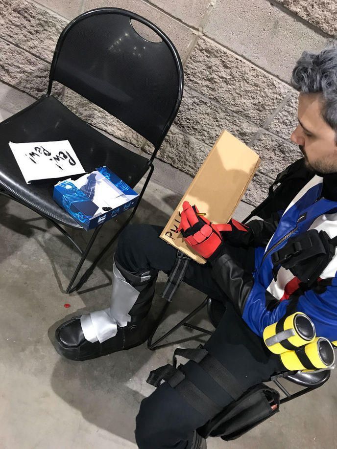 On confisque leurs armes à des cosplayeurs #2
