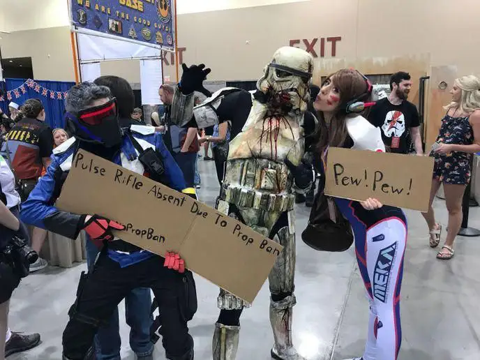 On confisque leurs armes à des cosplayeurs #4