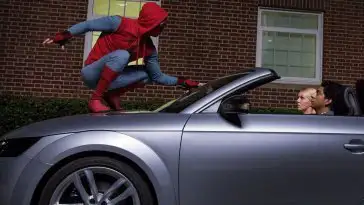 Peter Parker passe le permis au volant de l’Audi de Tony Stark