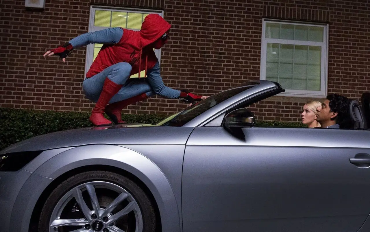 Peter Parker passe le permis au volant de l’Audi de Tony Stark