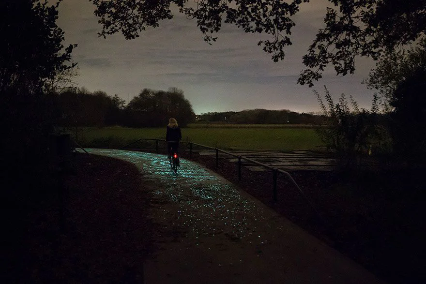 Une piste cyclable phosphorescente rend hommage à Van Gogh