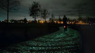 Une piste cyclable phosphorescente rend hommage à Van Gogh