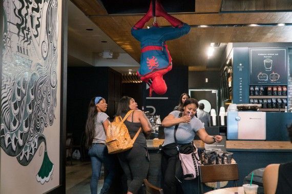 Spider-man effraie les clients d’un Starbucks