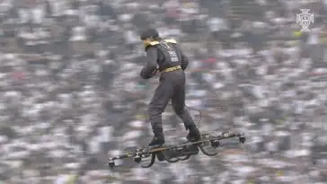 Un ramasseur de balle sur un drone fait sensation pendant un match
