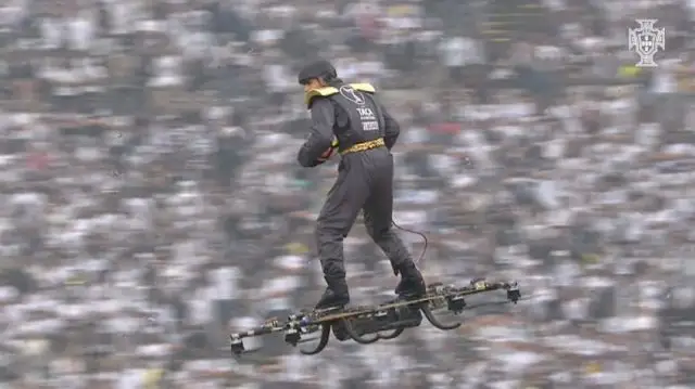 Un ramasseur de balle sur un drone fait sensation pendant un match
