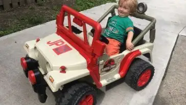 Jurassic Park : un papa geek transforme une mini voiture électrique en Jeep du film