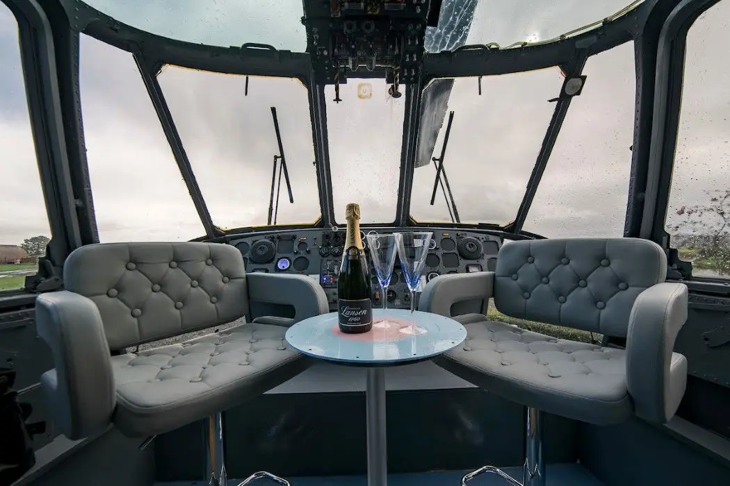 Un hélicoptère de la la Royal Navy converti en chambre d’hôtel #3