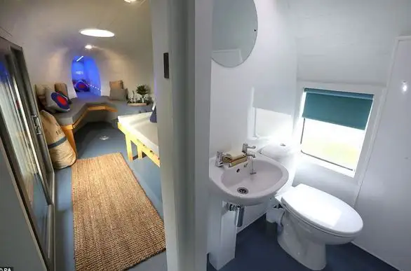 Un hélicoptère de la la Royal Navy converti en chambre d’hôtel #7