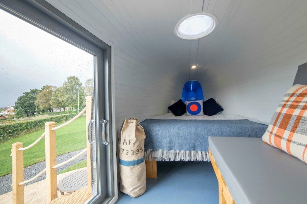Un hélicoptère de la la Royal Navy converti en chambre d’hôtel #6