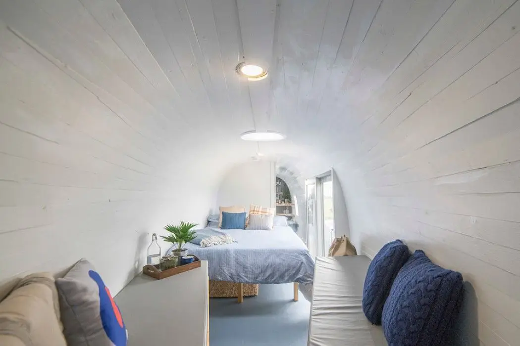 Un hélicoptère de la la Royal Navy converti en chambre d’hôtel #4