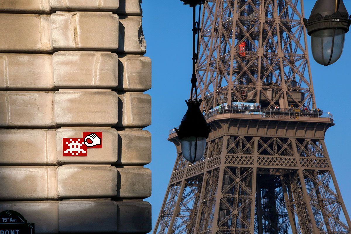 2 faux employés de la ville de Paris ont volé des oeuvres d’Invader #3