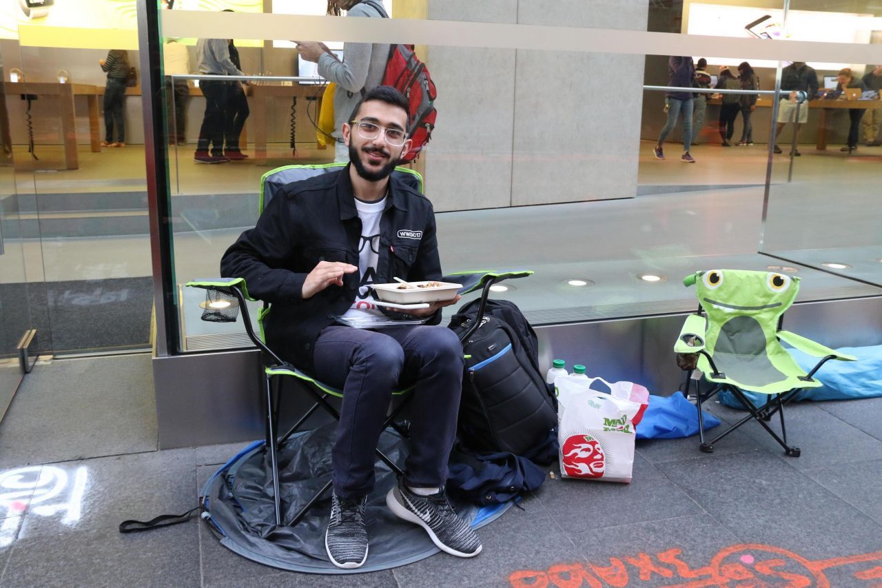 iPhone X : un fan fait déjà la queue devant l’Apple Store de Sydney #2
