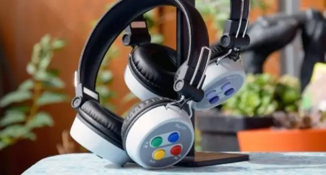 Un casque audio au design de Super Nintendo