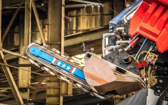 Combat de robots : un mecha américain découpe un robot japonais avec une tronçonneuse géante #2