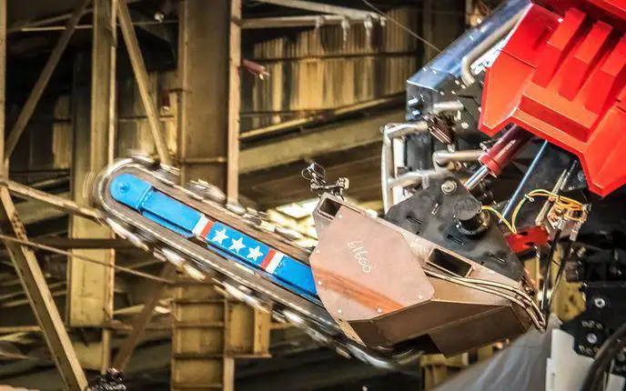Combat de robots : un mecha américain découpe un robot japonais avec une tronçonneuse géante #2