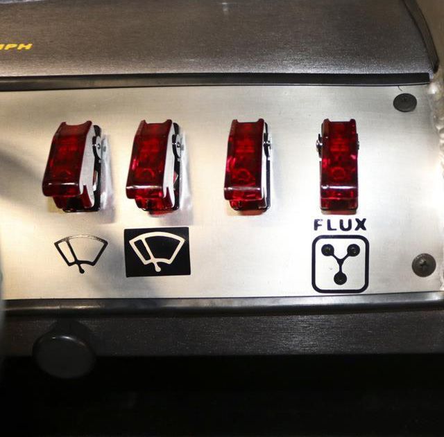 Un fan de Retour vers le Futur transforme son Combi Volkswagen en De Lorean #5