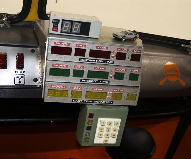 Un fan de Retour vers le Futur transforme son Combi Volkswagen en De Lorean #6