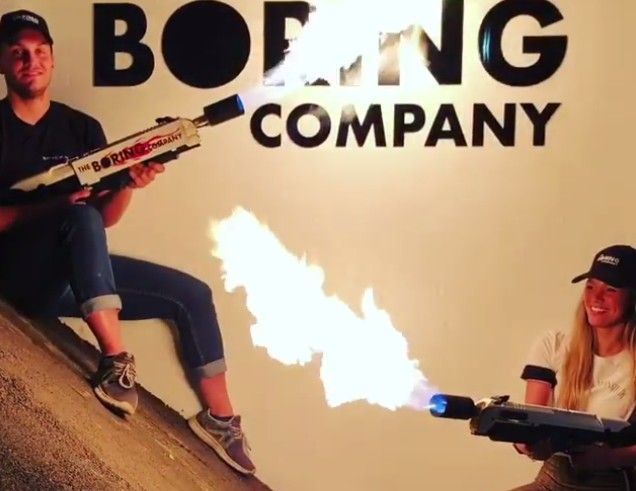 Elon Musk vend aussi des lance-flammes « pour s’amuser »